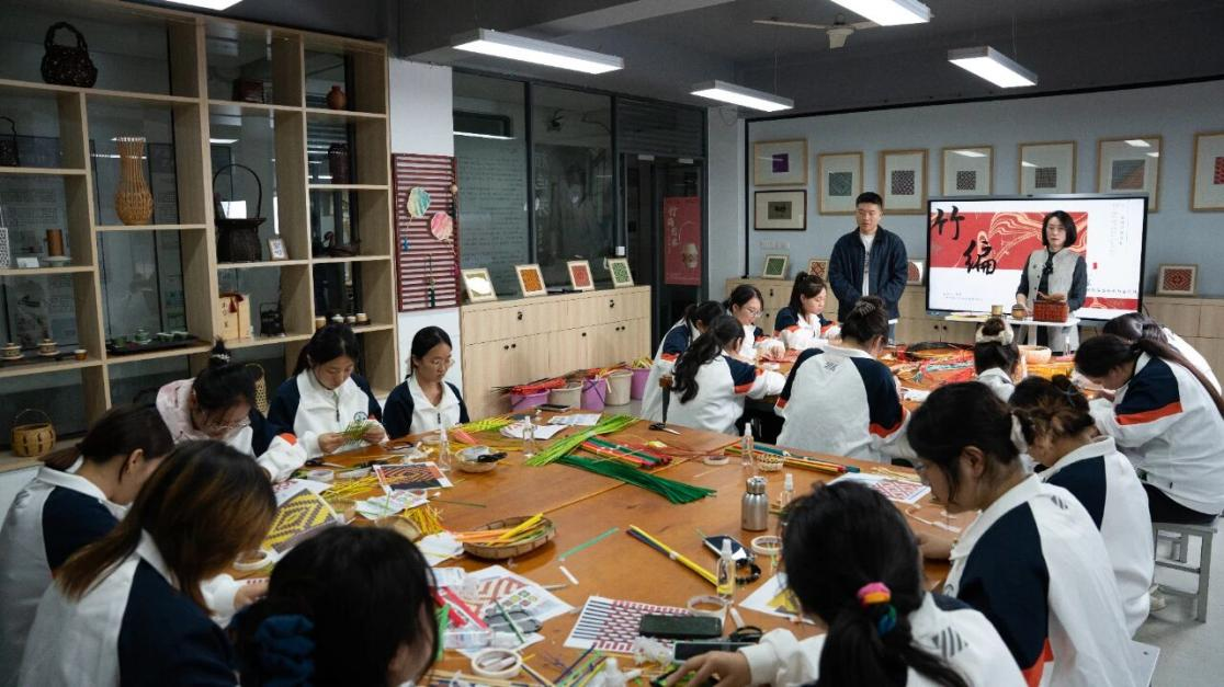 为非遗“添彩”，为青春“赋能”：江苏建院的文化育人新实践